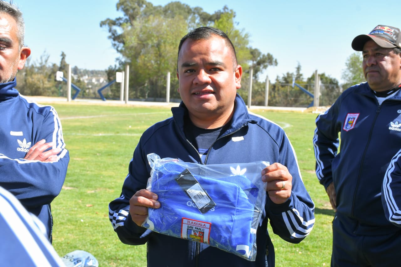 Alcalde Ángelo Gutiérrez dota de uniformes a representativo de futbol veteranos 28s San Pablo
